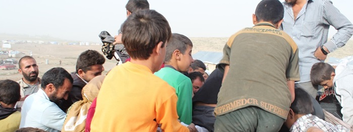 Yezidische Flüchtlinge stürzen sich auf die Hilfsgüter